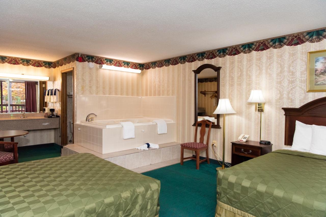King Suite with Jacuzzi - Non-Smoking at Ozarka Lodge