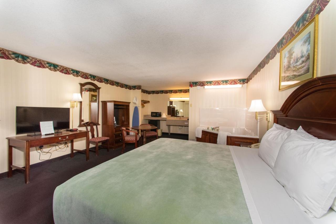 King Suite with Jacuzzi - Non-Smoking at Ozarka Lodge