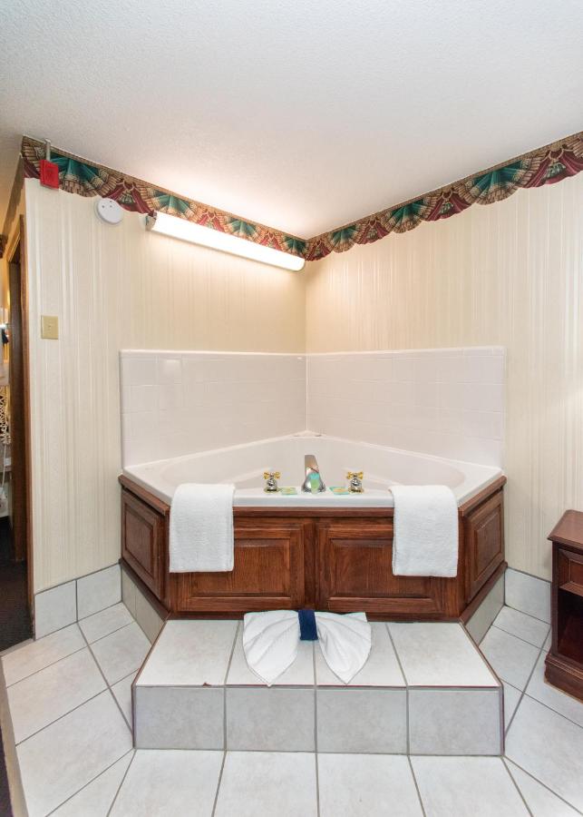 King Suite with Jacuzzi - Non-Smoking at Ozarka Lodge
