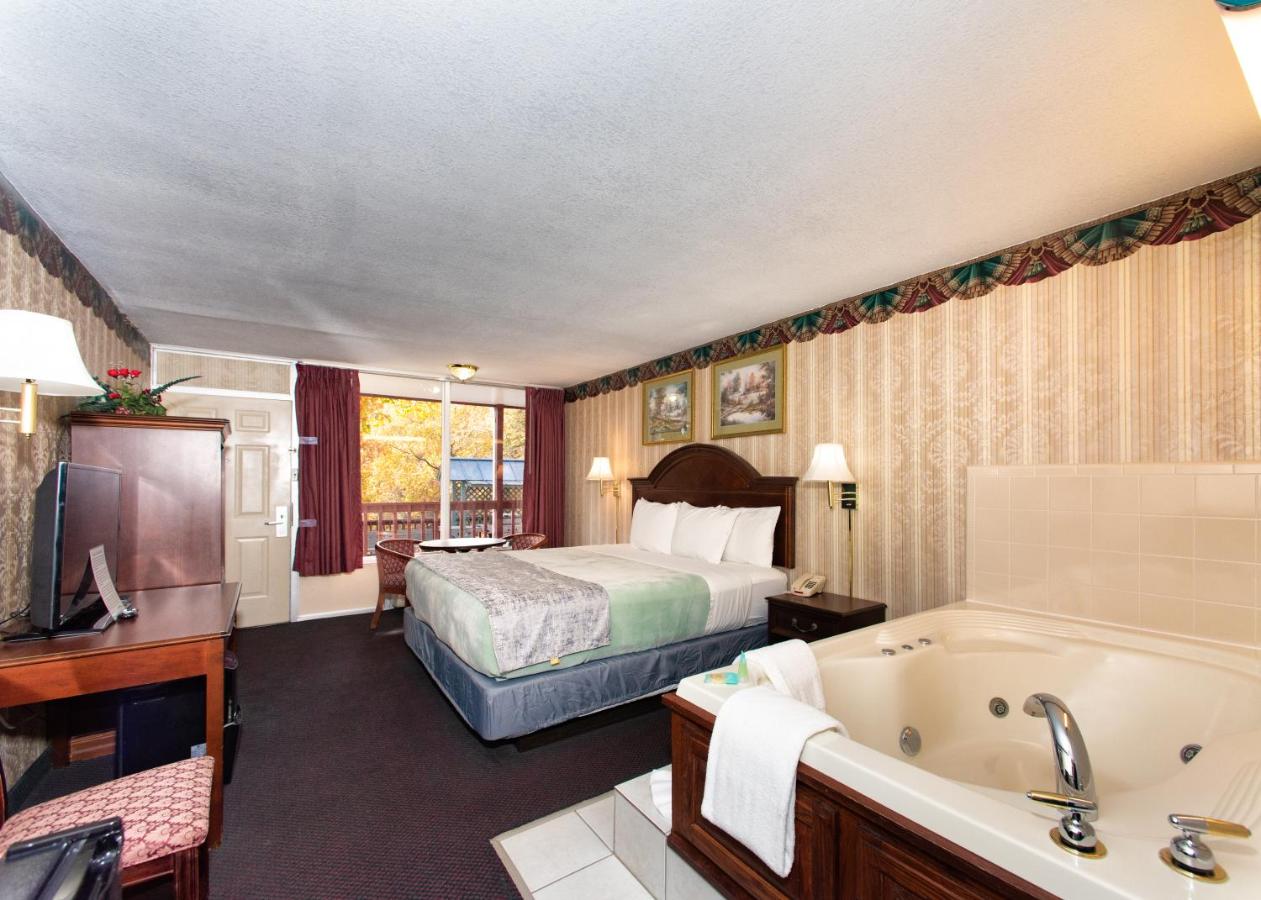 King Suite with Jacuzzi - Non-Smoking at Ozarka Lodge