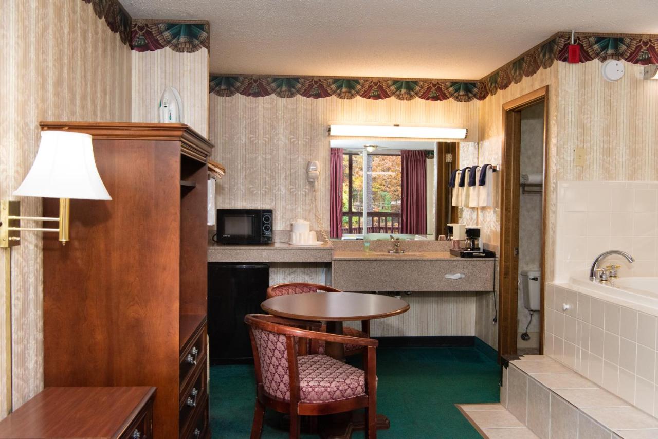 King Suite with Jacuzzi - Non-Smoking at Ozarka Lodge