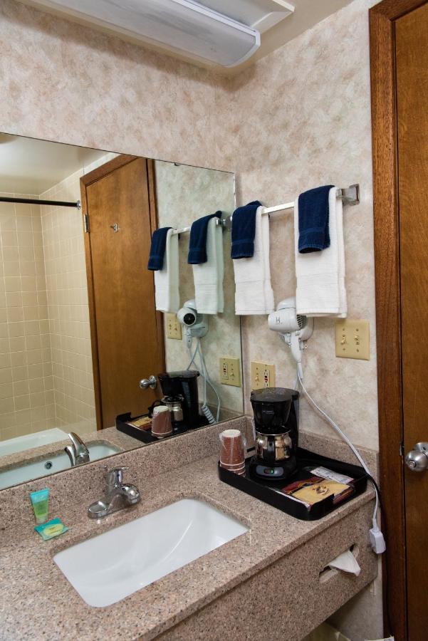 Queen Room with Two Queen Beds - Non-Smoking at Ozarka Lodge