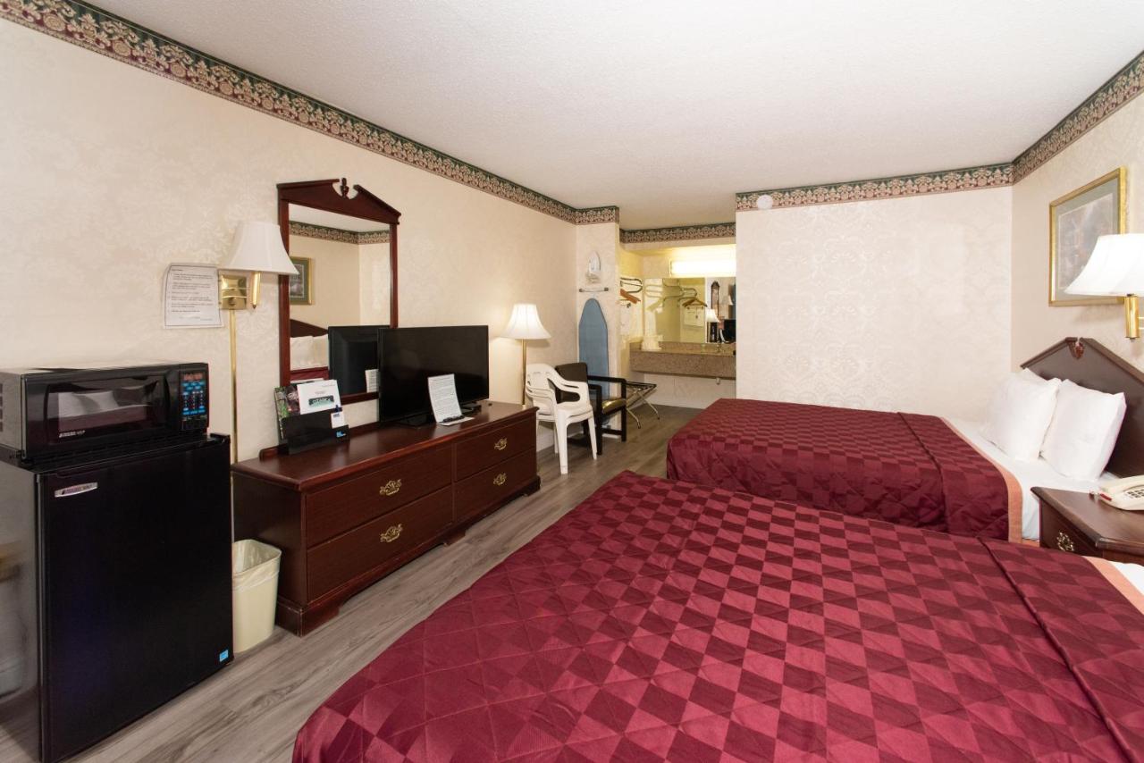 Queen Room with Two Queen Beds - Non-Smoking at Ozarka Lodge