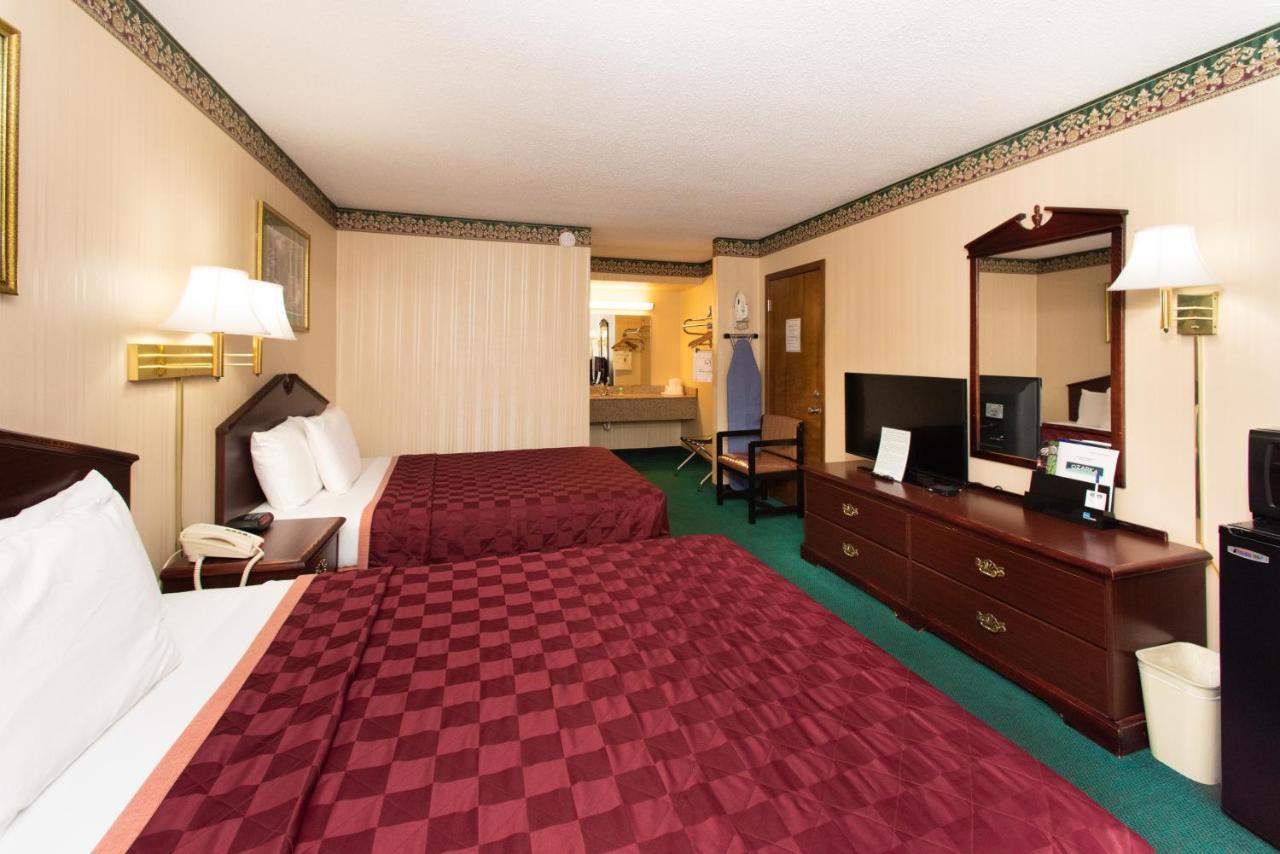 Queen Room with Two Queen Beds - Non-Smoking at Ozarka Lodge