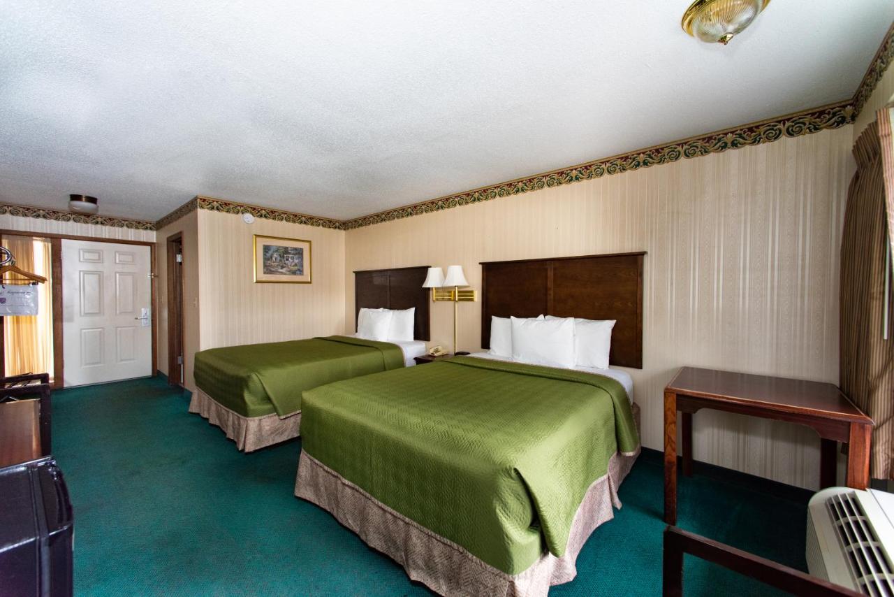 Queen Room with Two Queen Beds - Non-Smoking at Ozarka Lodge