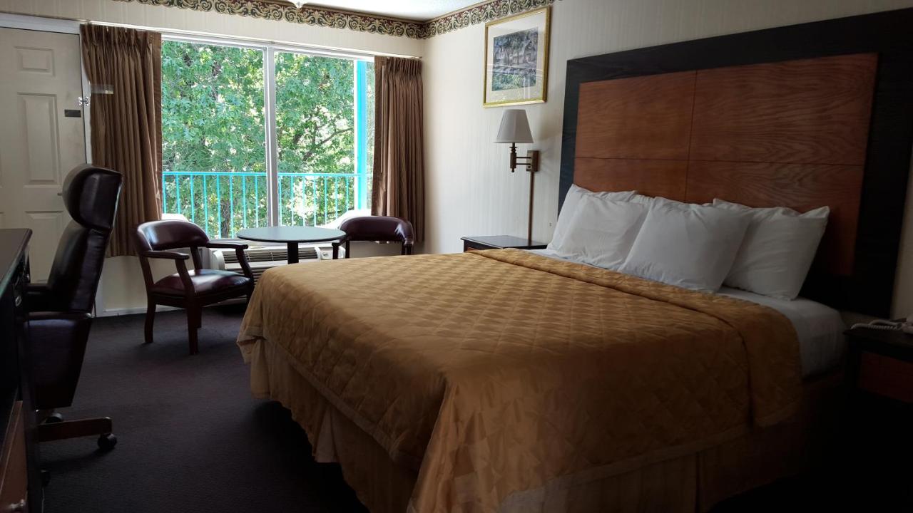 King Room - Non-Smoking at Ozarka Lodge