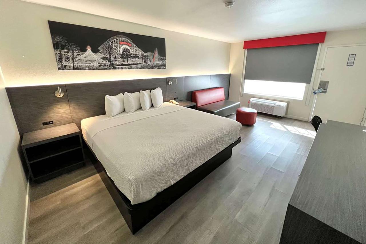 King Room - Non-Smoking at Ramada by Wyndham Anaheim Convention Center