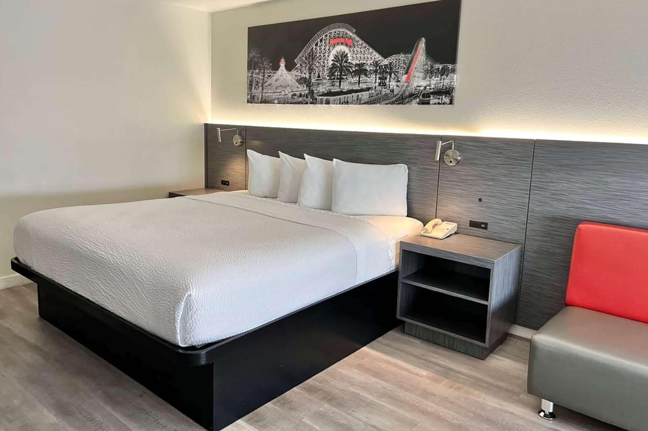King Room - Non-Smoking at Ramada by Wyndham Anaheim Convention Center