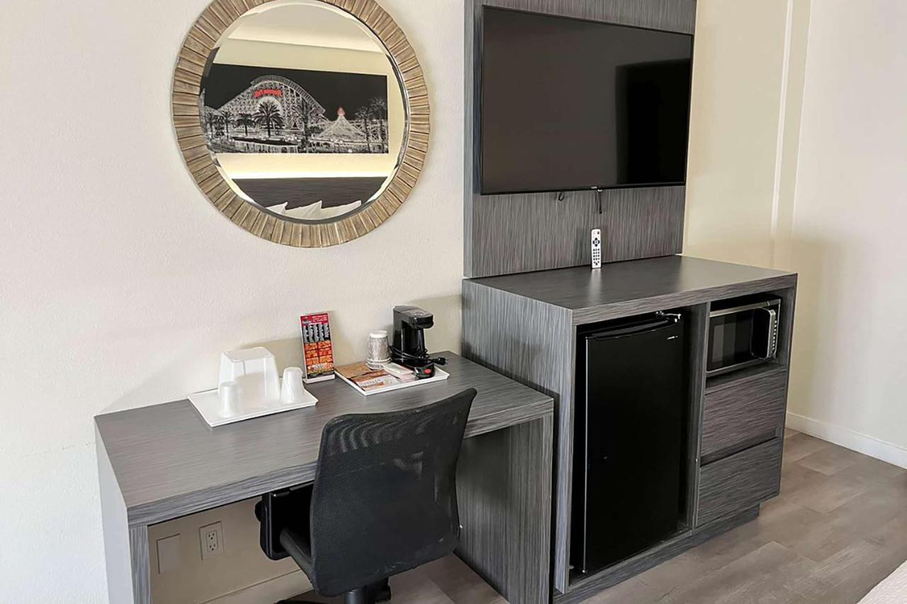 King Room - Non-Smoking at Ramada by Wyndham Anaheim Convention Center