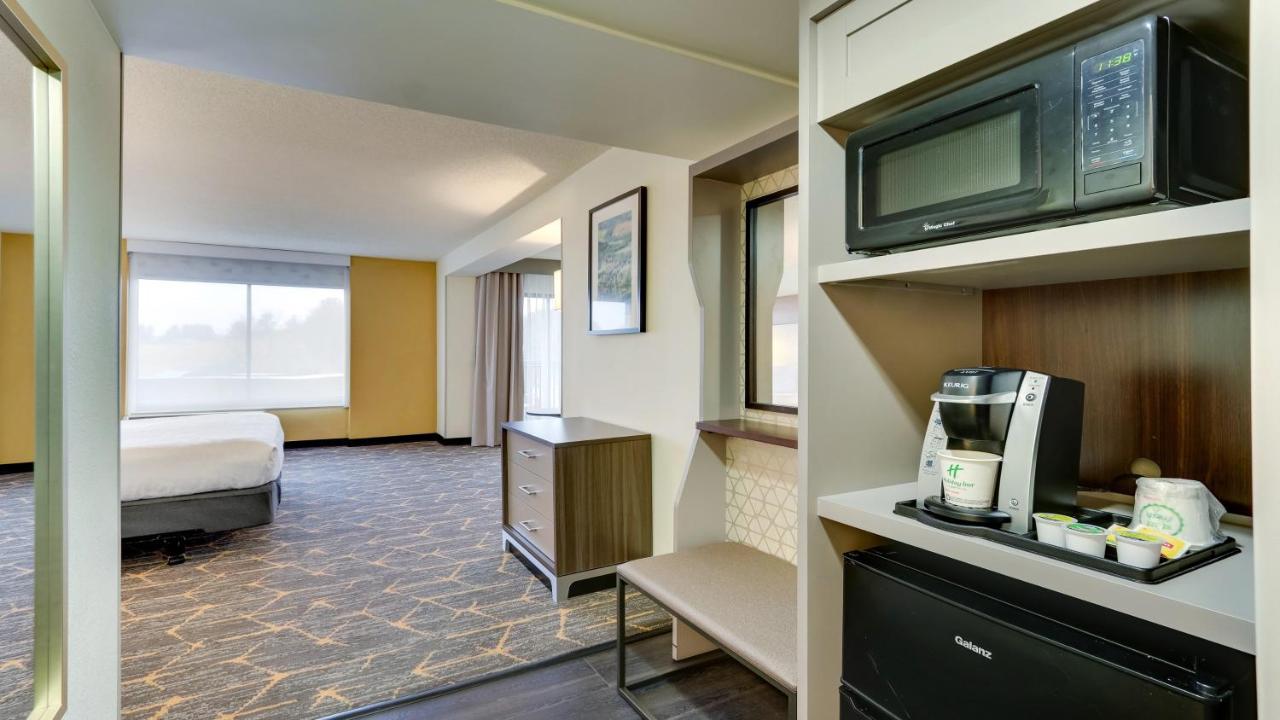 Deluxe King Room with Bath Tub - Hearing Accessible/Non-Smoking at Holiday Inn Staunton Conference Center by IHG