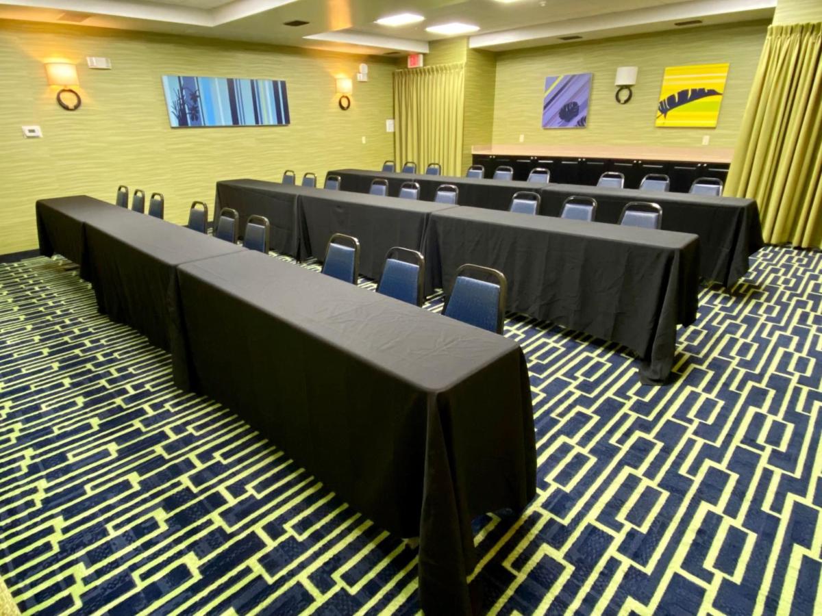 | Holiday Inn Express Hotel & Suites Plant City, an IHG Hotel