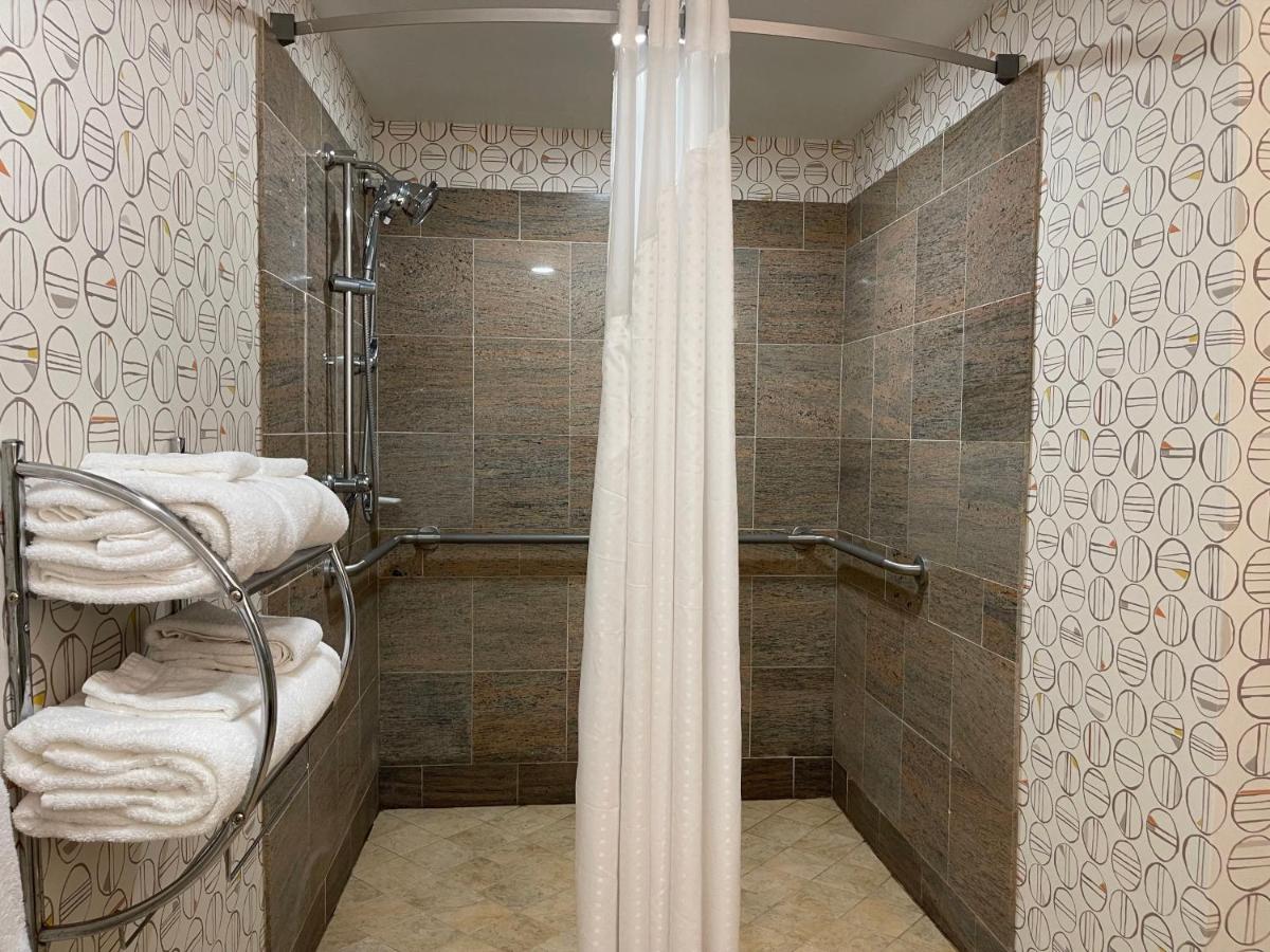 | Holiday Inn Martinsburg, an IHG Hotel