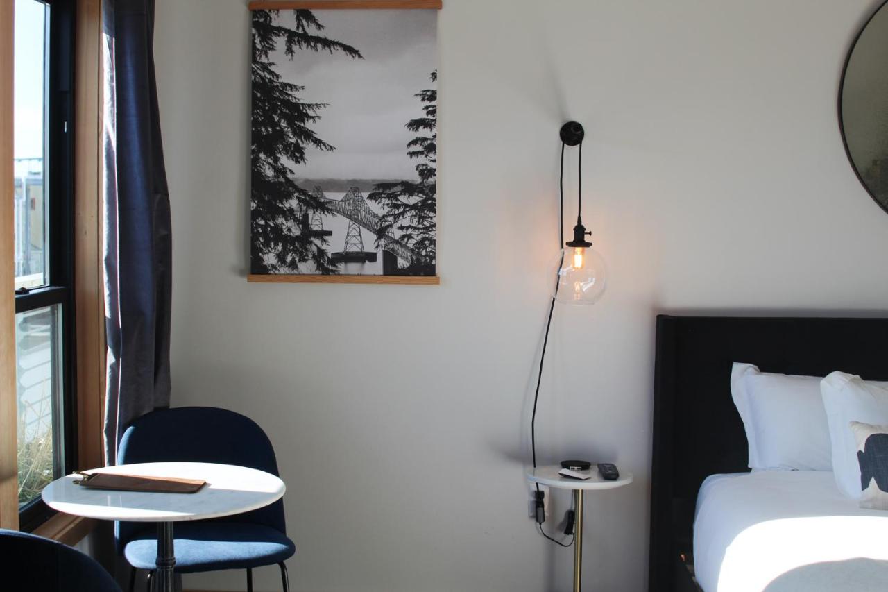 | Bowline Hotel