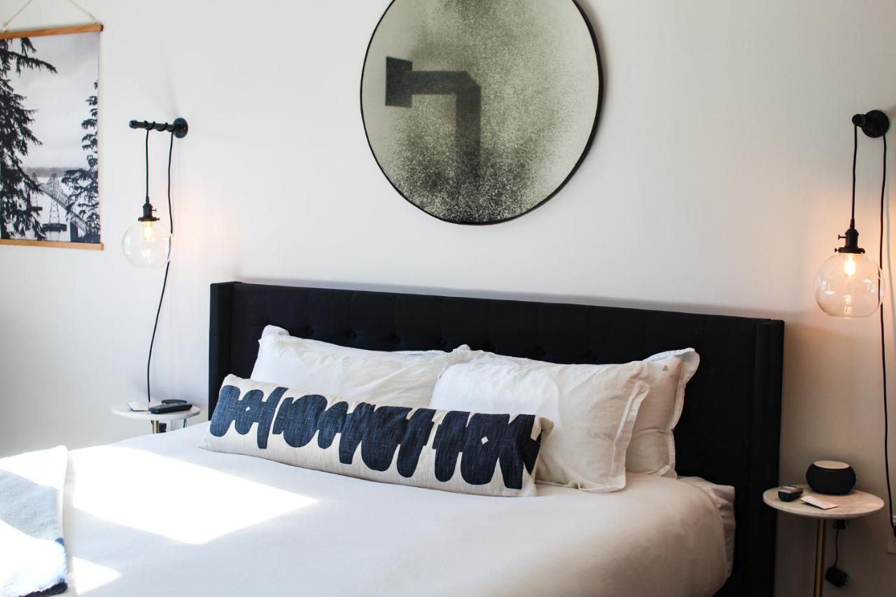 | Bowline Hotel
