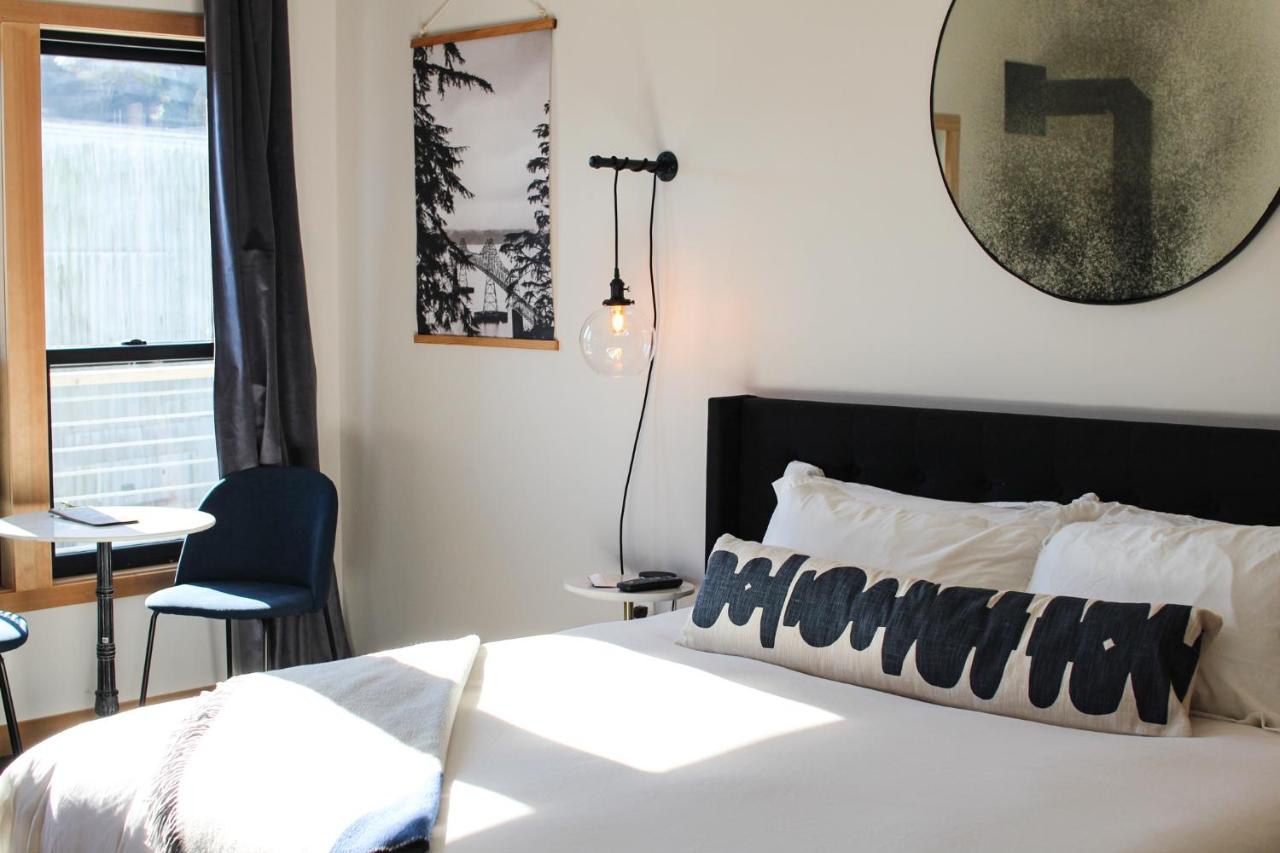 | Bowline Hotel