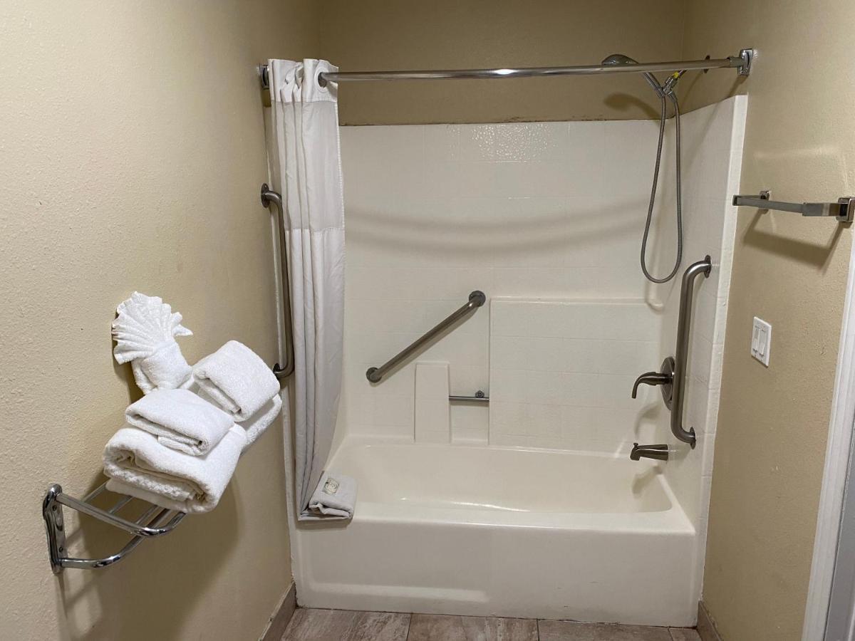 Standard Room, 1 King Bed, Accessible Tub, Non Smoking at Quality Inn Downey