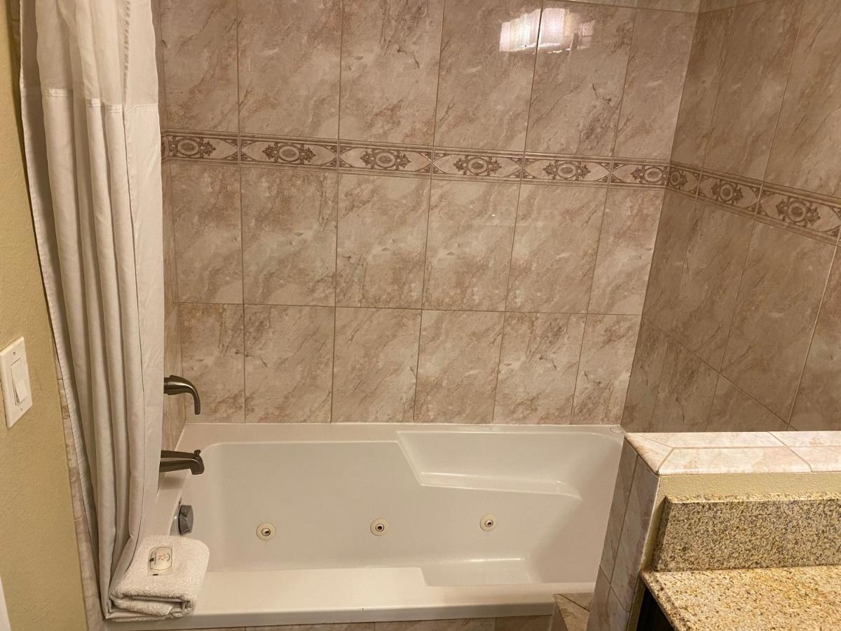 Deluxe Room, 1 King Bed, Jetted Bathroom Tub, Non Smoking at Quality Inn Downey