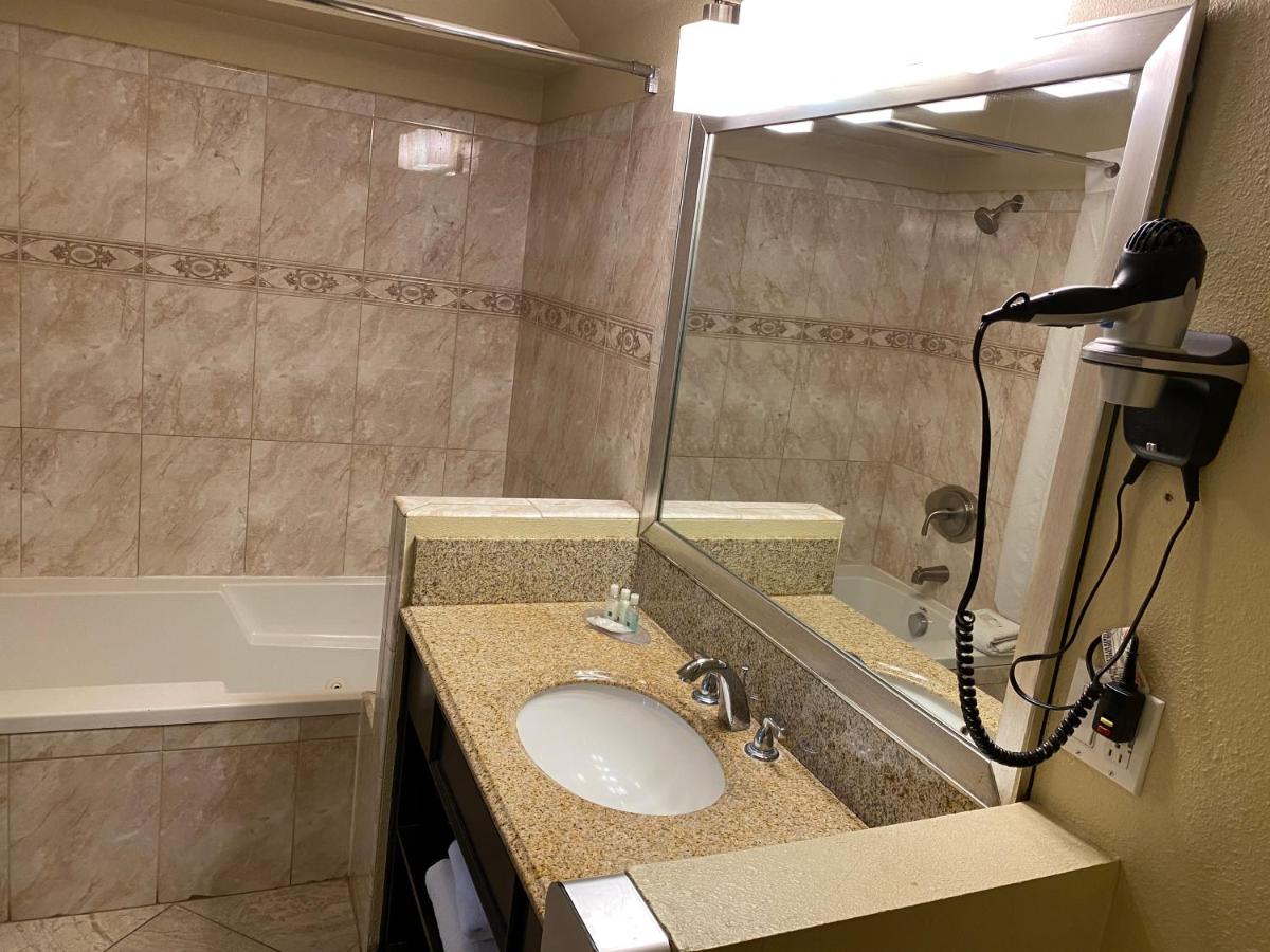 Deluxe Room, 1 King Bed, Jetted Bathroom Tub, Non Smoking at Quality Inn Downey