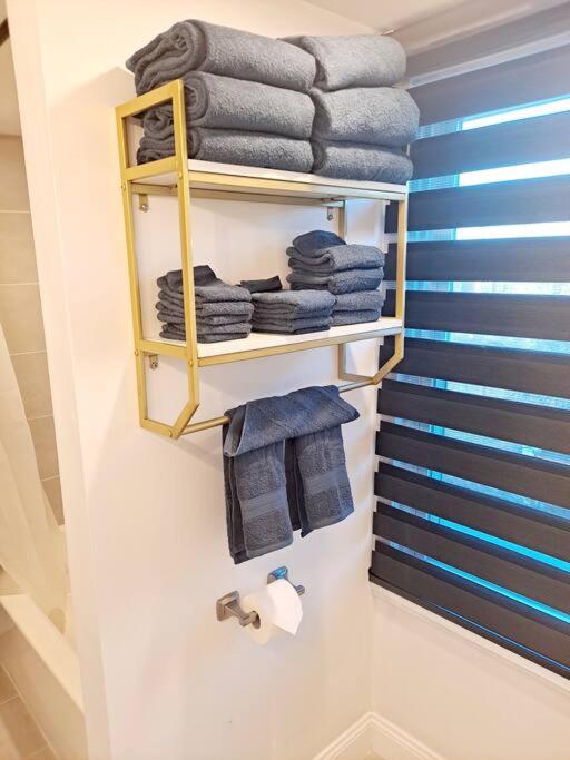 | Luxe On Walnut**king size bed**W/Off St.Parking**