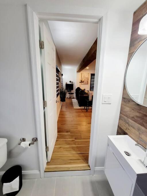 | Luxe On Walnut**king size bed**W/Off St.Parking**