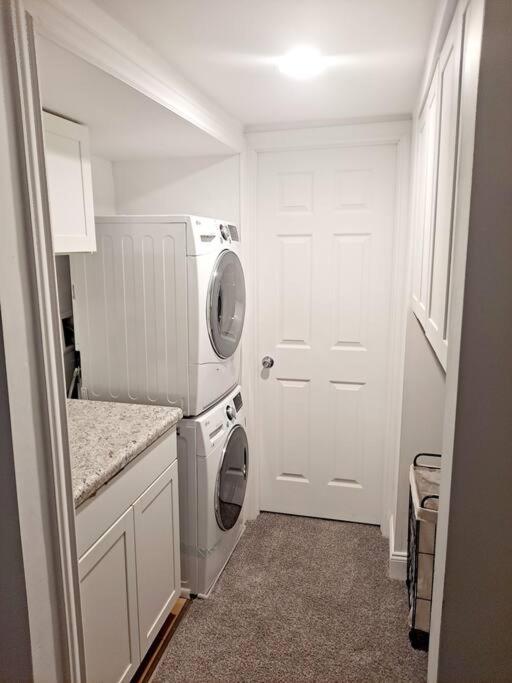 | Luxe On Walnut**king size bed**W/Off St.Parking**
