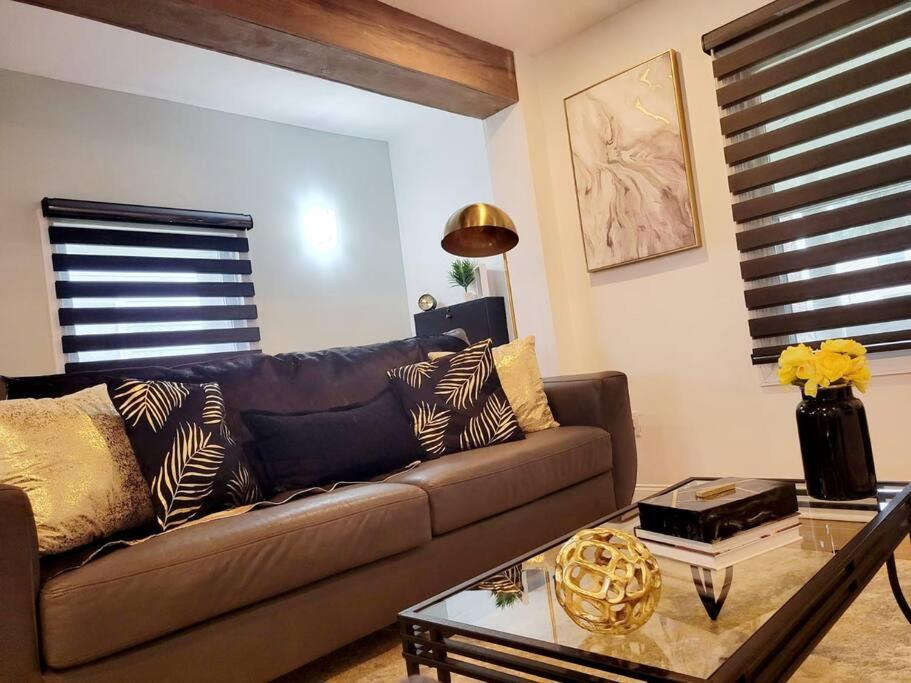 | Luxe On Walnut**king size bed**W/Off St.Parking**