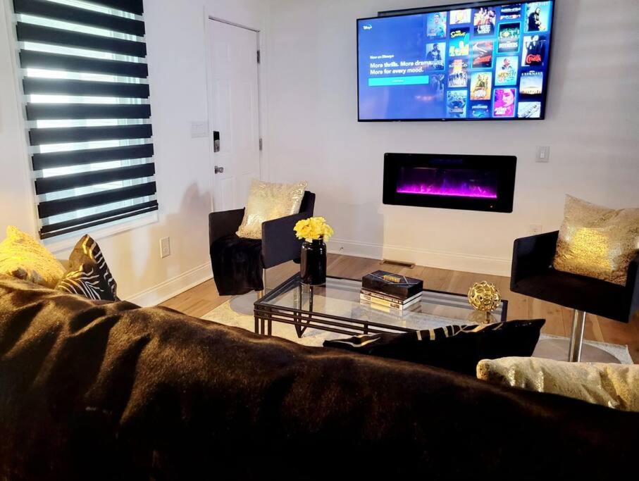 | Luxe On Walnut**king size bed**W/Off St.Parking**