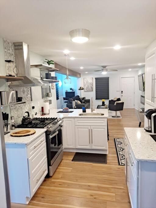 | Luxe On Walnut**king size bed**W/Off St.Parking**