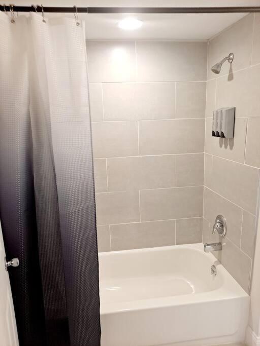 | Luxe On Walnut**king size bed**W/Off St.Parking**