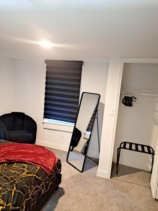 | Luxe On Walnut**king size bed**W/Off St.Parking**