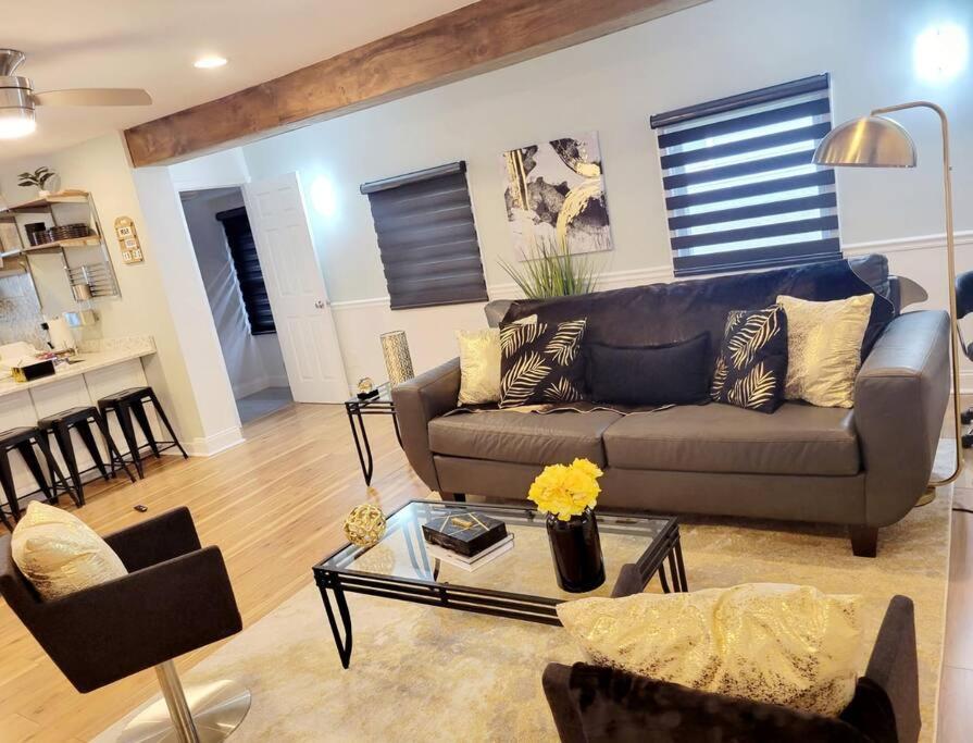 | Luxe On Walnut**king size bed**W/Off St.Parking**