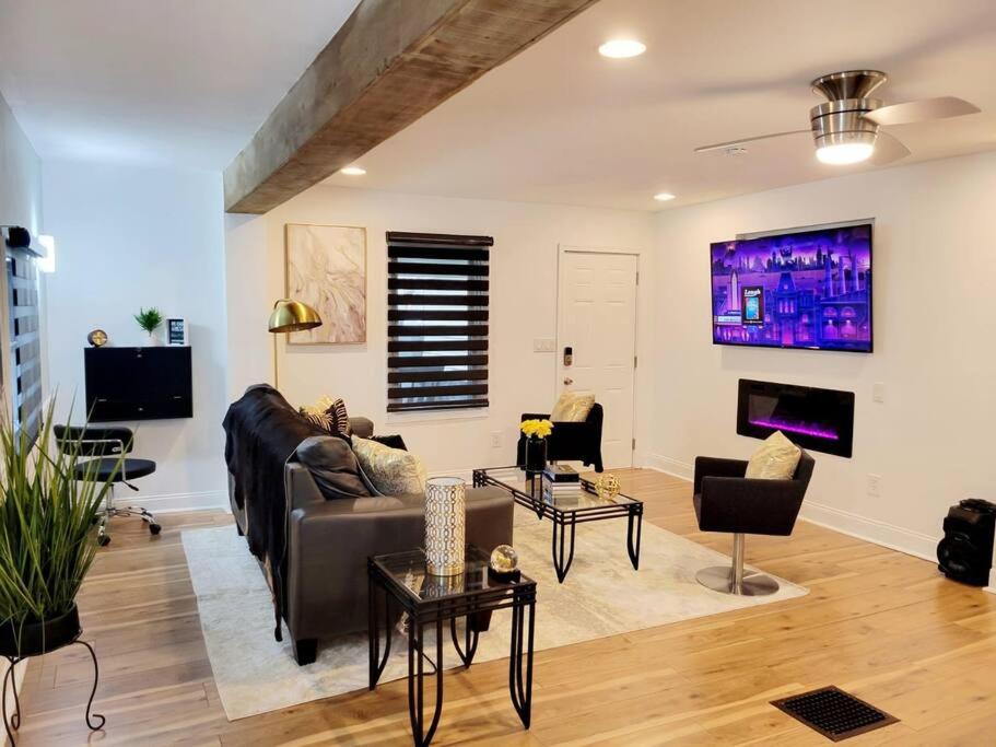 | Luxe On Walnut**king size bed**W/Off St.Parking**