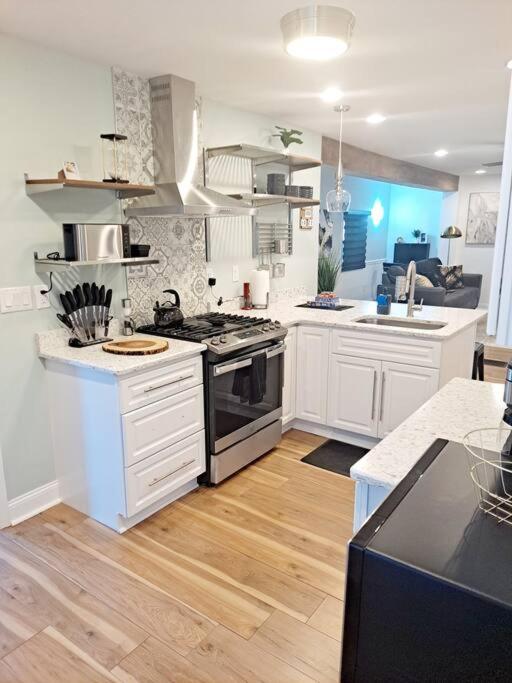 | Luxe On Walnut**king size bed**W/Off St.Parking**