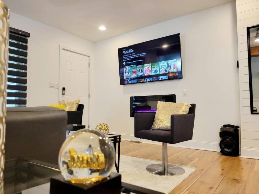 | Luxe On Walnut**king size bed**W/Off St.Parking**