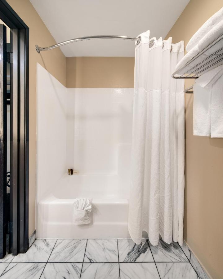 King Studio at Ayres Hotel Corona – Riverside