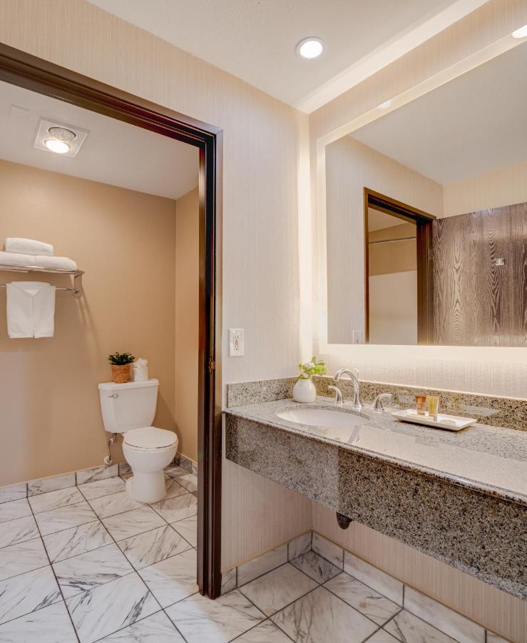 King Studio at Ayres Hotel Corona – Riverside