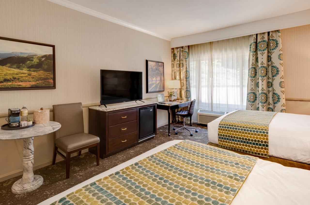 Queen Studio at Ayres Hotel Corona – Riverside