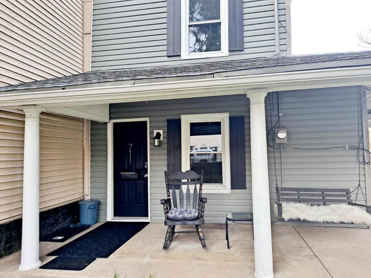 | Luxe On Walnut**king size bed**W/Off St.Parking**