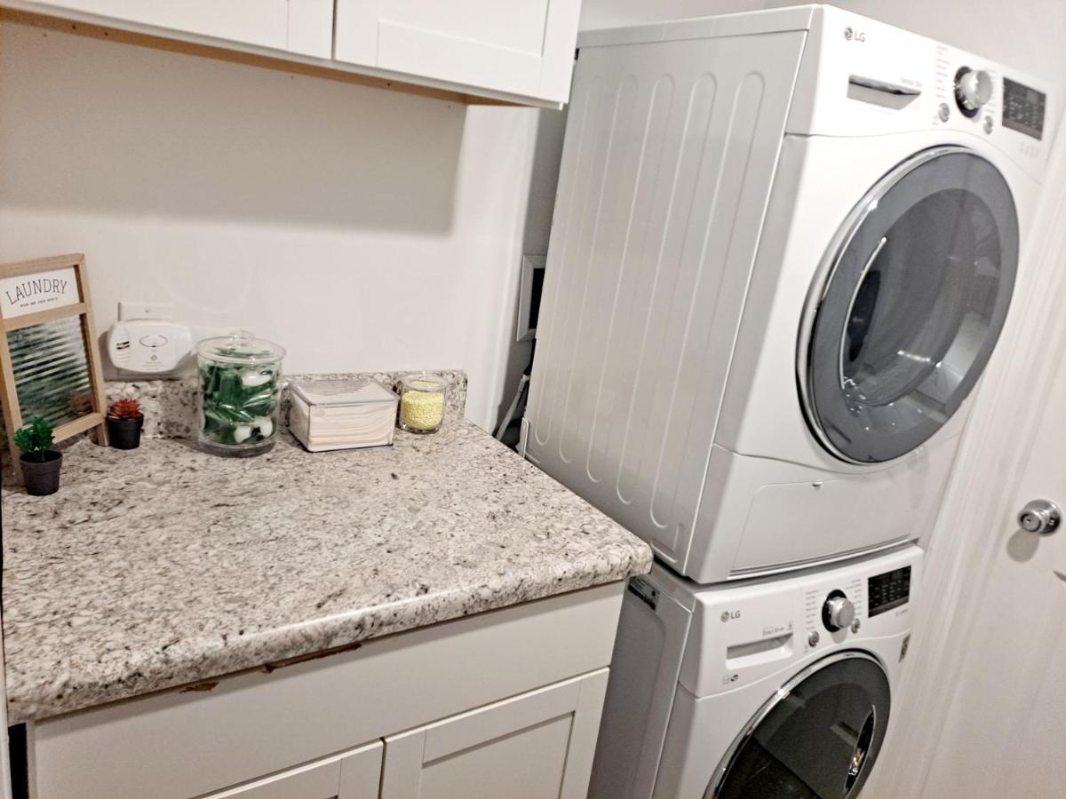 | Luxe On Walnut**king size bed**W/Off St.Parking**