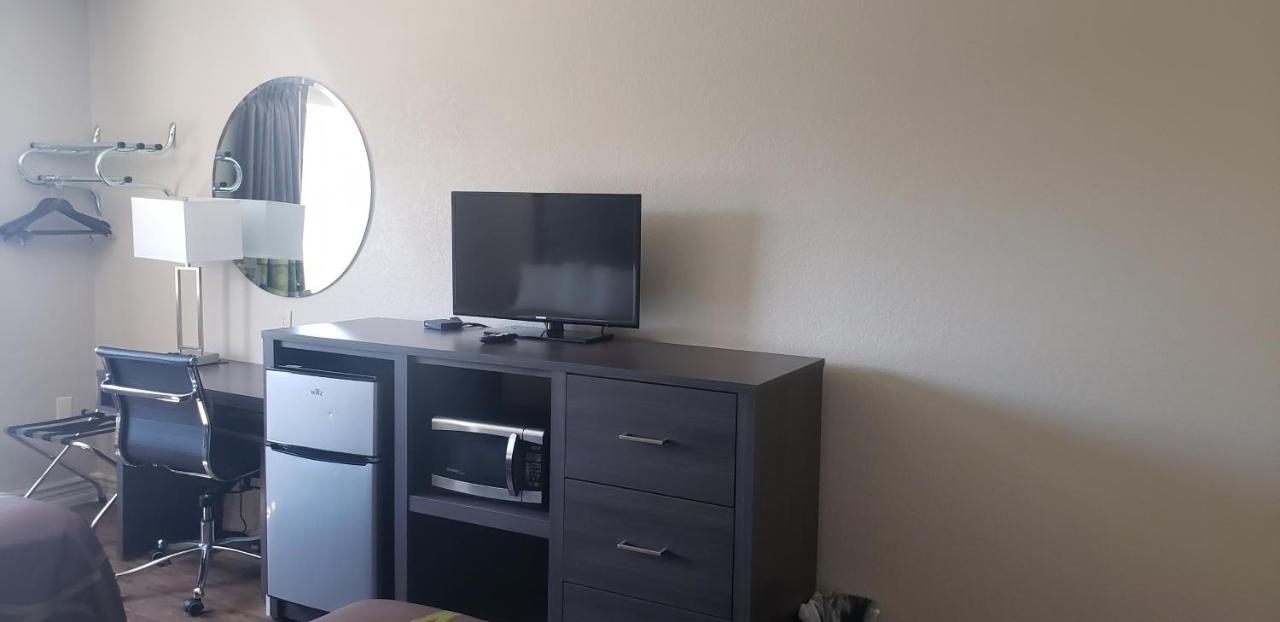 1 King Bed, Mobile Accessible Room, Bathtub w/Grab Bars, Non-Smoking at Super 8 by Wyndham Goodyear/Phoenix Area