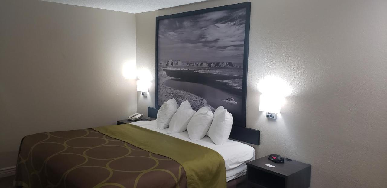 1 King Bed, Mobile Accessible Room, Bathtub w/Grab Bars, Non-Smoking at Super 8 by Wyndham Goodyear/Phoenix Area