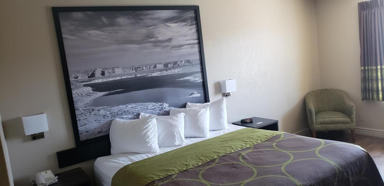 1 King Bed, Mobile Accessible Room, Bathtub w/Grab Bars, Non-Smoking at Super 8 by Wyndham Goodyear/Phoenix Area