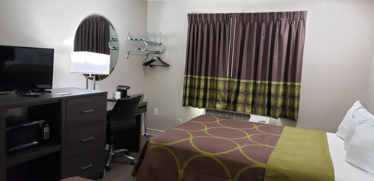 1 King Bed, Mobile Accessible Room, Bathtub w/Grab Bars, Non-Smoking at Super 8 by Wyndham Goodyear/Phoenix Area