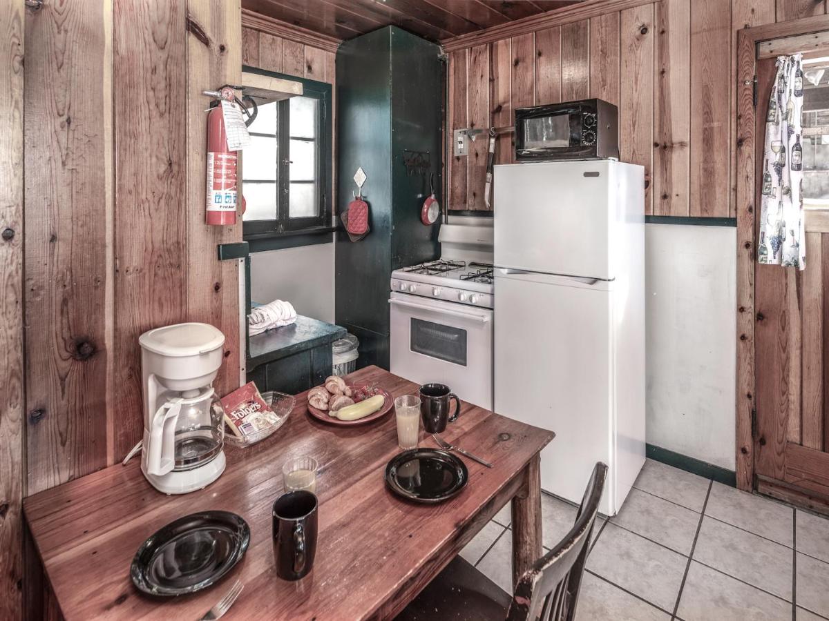 | Destiny Cabin, 2 Bedrooms, Fireplace, Midtown, Sleeps 7