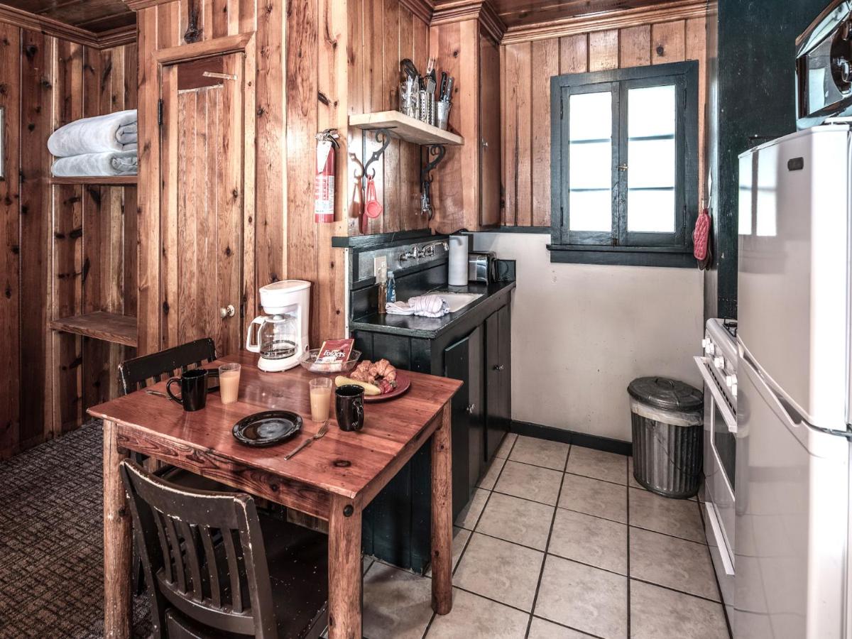 | Destiny Cabin, 2 Bedrooms, Fireplace, Midtown, Sleeps 7