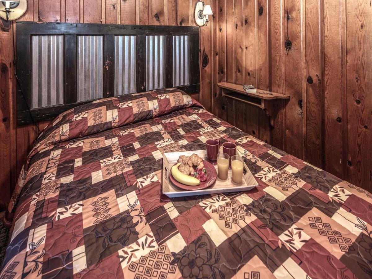 | Destiny Cabin, 2 Bedrooms, Fireplace, Midtown, Sleeps 7