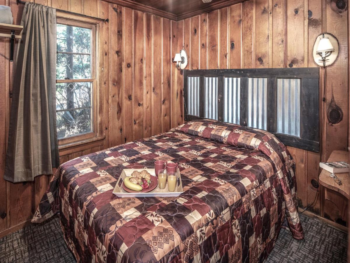| Destiny Cabin, 2 Bedrooms, Fireplace, Midtown, Sleeps 7