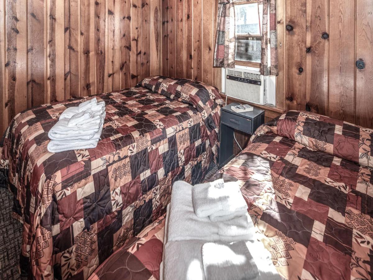 | Destiny Cabin, 2 Bedrooms, Fireplace, Midtown, Sleeps 7