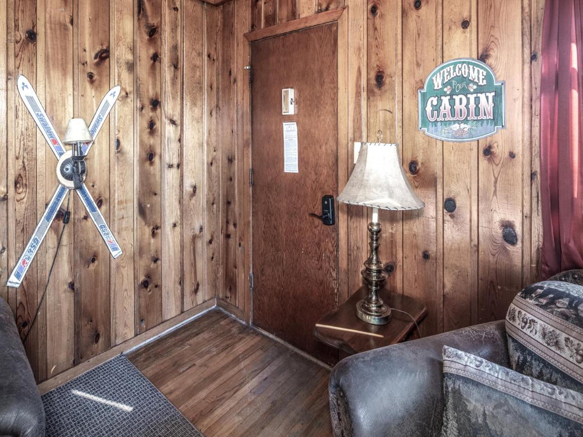  | Country Cabin, 2 Bedrooms, Fireplace, Midtown, Sleeps 6