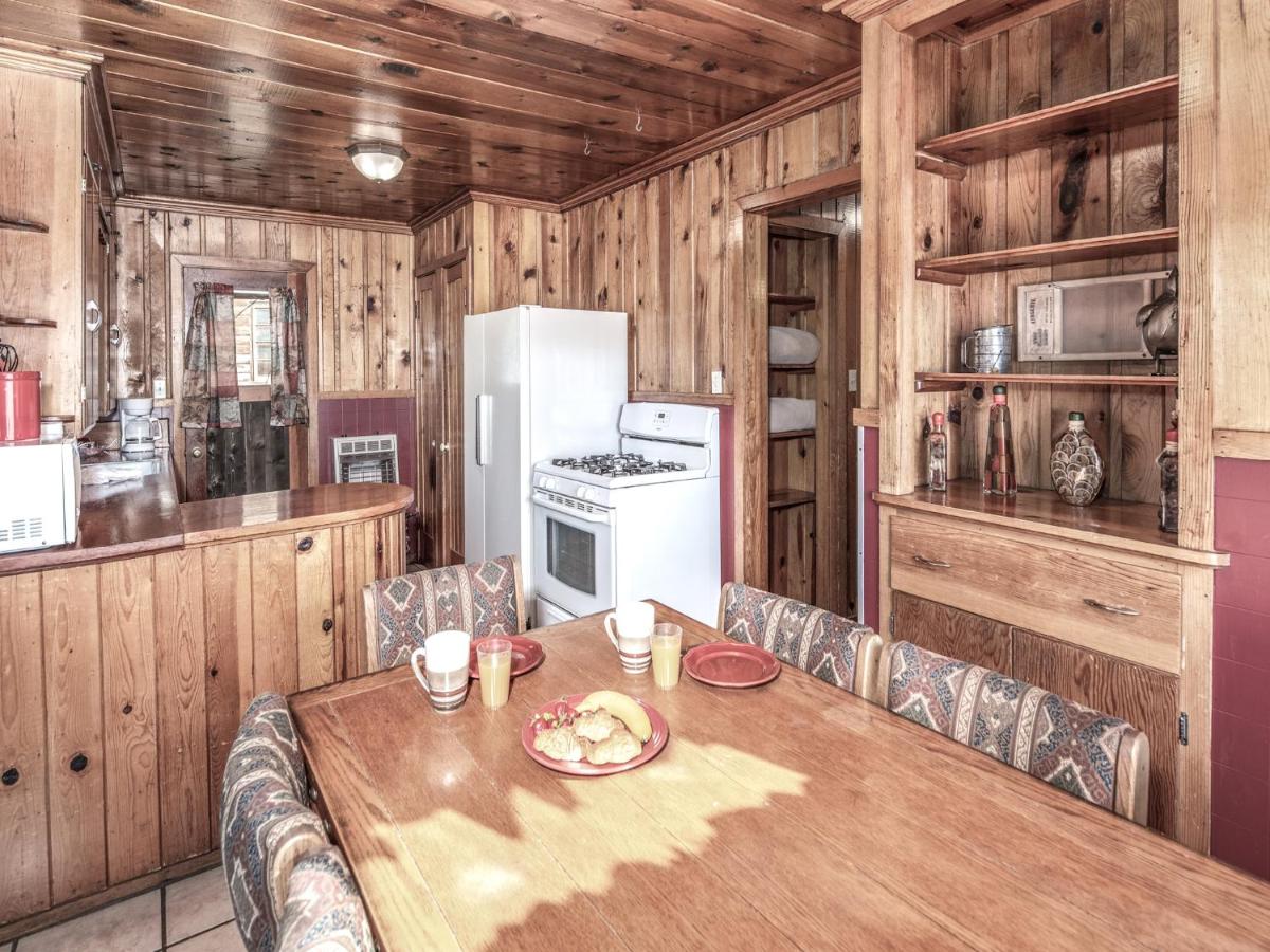 | Country Cabin, 2 Bedrooms, Fireplace, Midtown, Sleeps 6